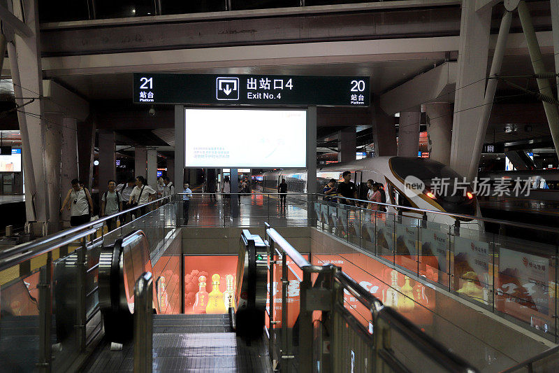 Fuxing High-speed Train of Beijing–Tianjin high-speed railway at Beijing South Station - 复兴号 北京南站